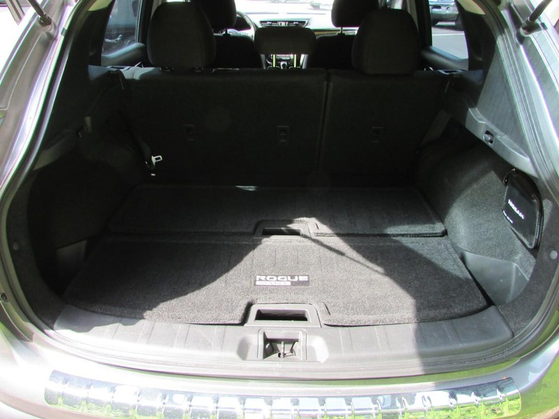 Nissan Rogue Sport Vehicle Full-screen Gallery Image 05