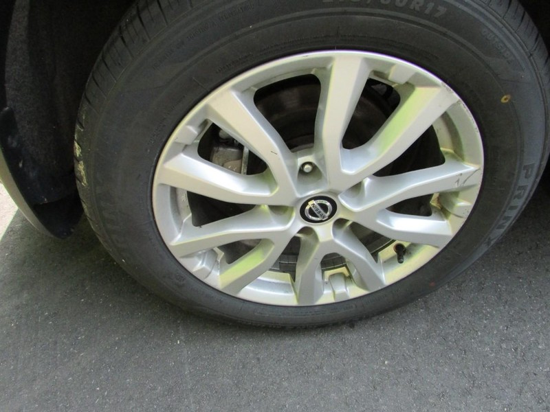 Nissan Rogue Sport Vehicle Full-screen Gallery Image 06