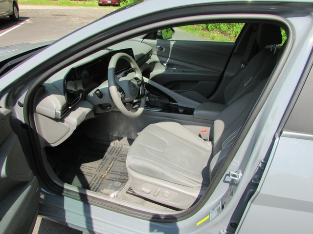 Hyundai Elantra Vehicle Full-screen Gallery Image 04