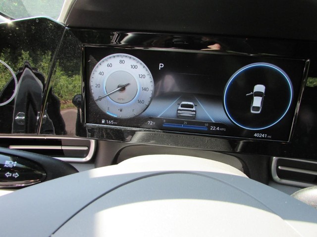 Hyundai Elantra Vehicle Full-screen Gallery Image 05