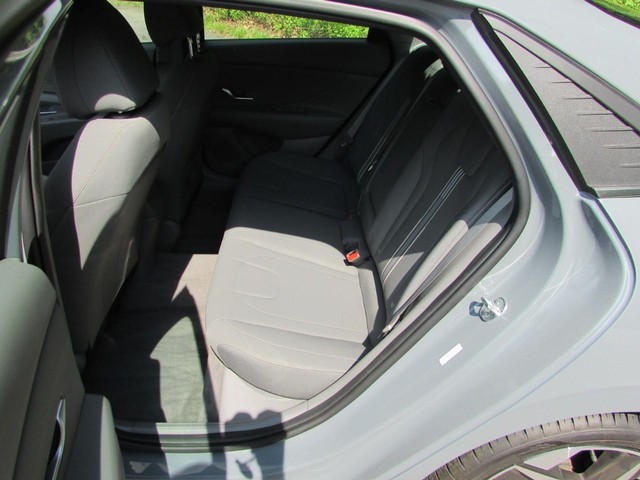 Hyundai Elantra Vehicle Full-screen Gallery Image 07