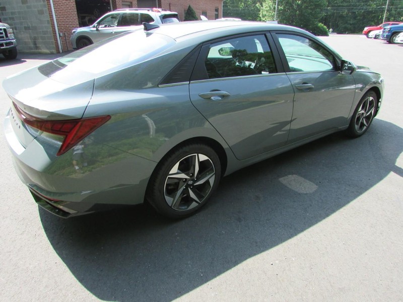 Hyundai Elantra Vehicle Full-screen Gallery Image 02