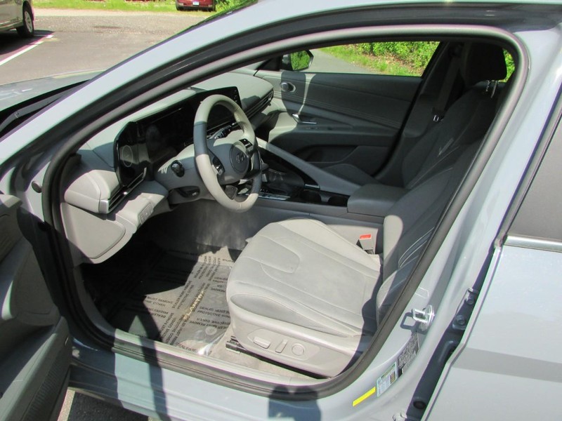 Hyundai Elantra Vehicle Full-screen Gallery Image 04