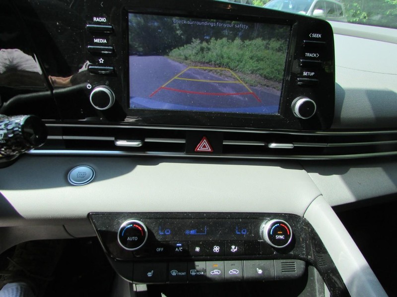 Hyundai Elantra Vehicle Full-screen Gallery Image 06