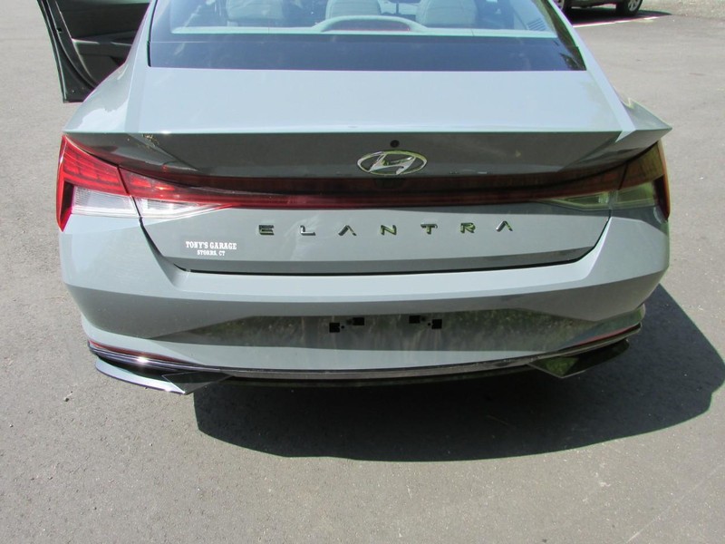 Hyundai Elantra Vehicle Full-screen Gallery Image 08