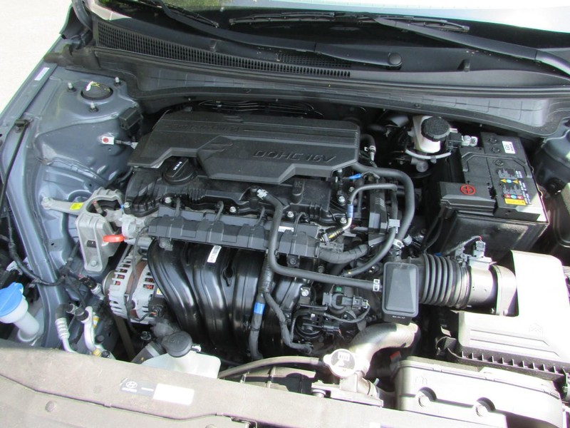 Hyundai Elantra Vehicle Full-screen Gallery Image 09