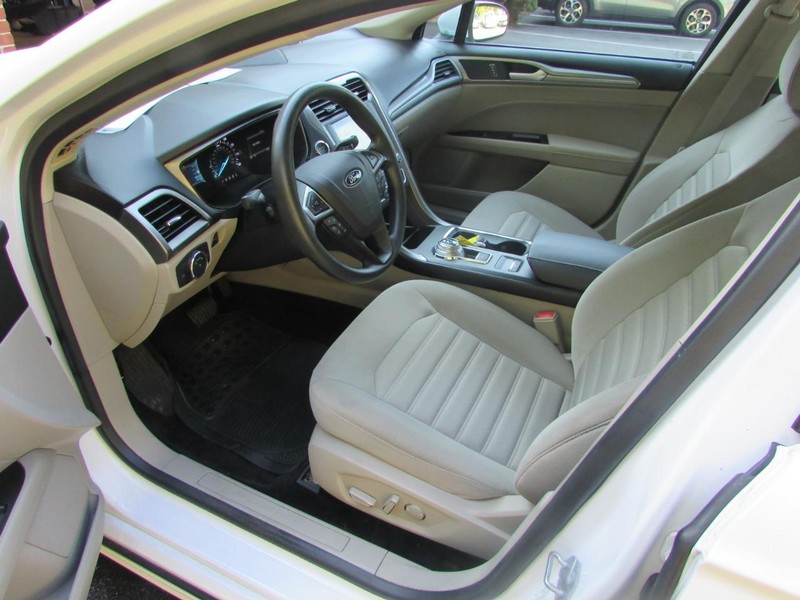 Ford Fusion Vehicle Full-screen Gallery Image 03
