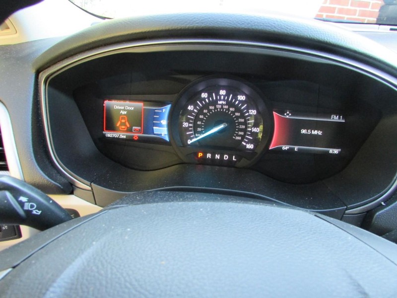 Ford Fusion Vehicle Full-screen Gallery Image 04