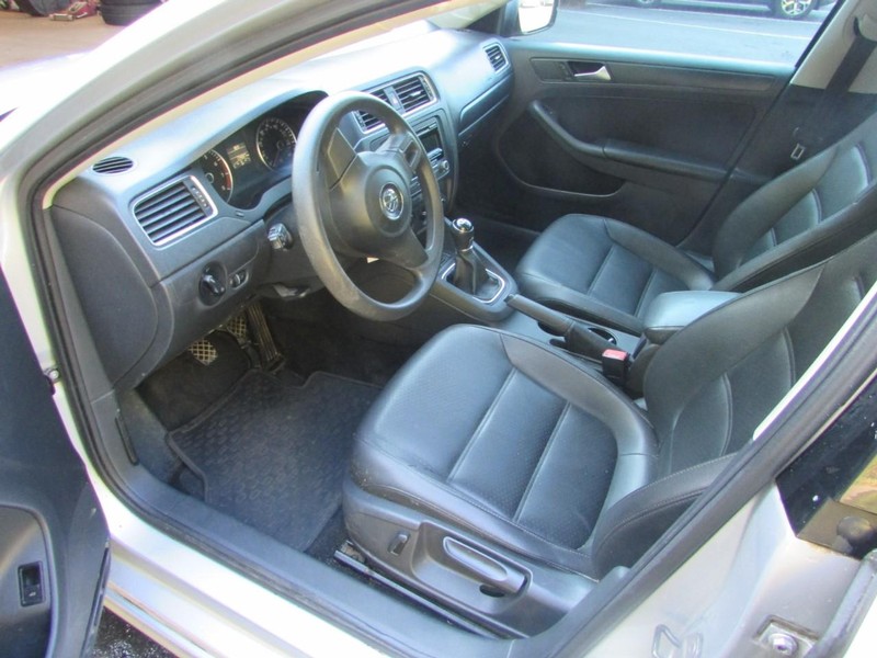Volkswagen Jetta Sedan Vehicle Full-screen Gallery Image 03