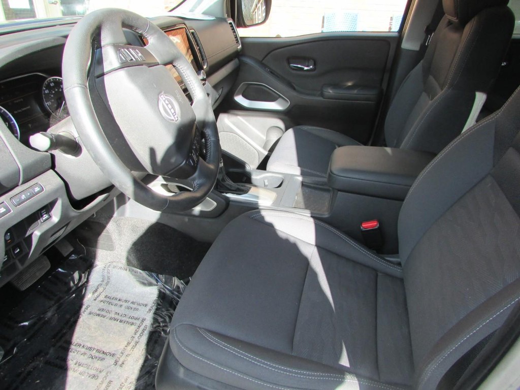Nissan Frontier Vehicle Full-screen Gallery Image 03