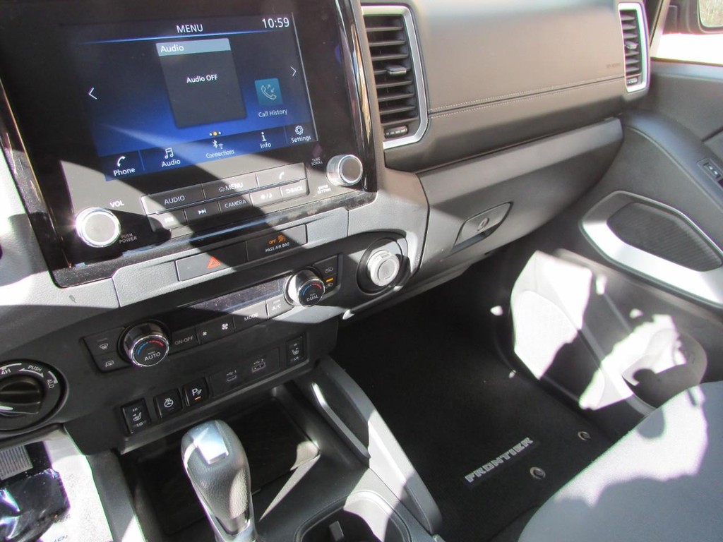Nissan Frontier Vehicle Full-screen Gallery Image 05