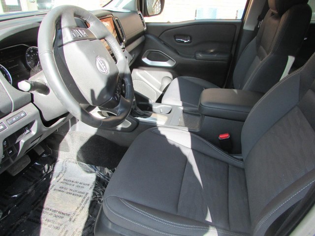 Nissan Frontier Vehicle Full-screen Gallery Image 04