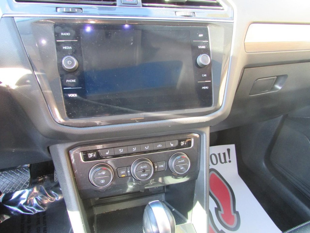 Volkswagen Tiguan Vehicle Full-screen Gallery Image 03