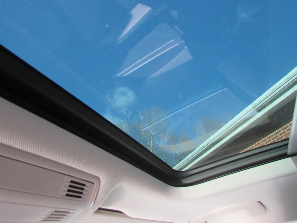 Volkswagen Tiguan Vehicle Full-screen Gallery Image 04