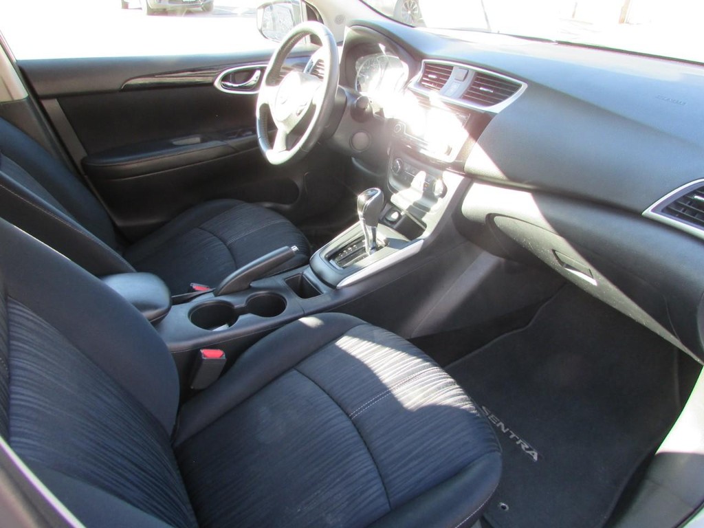 Nissan Sentra Vehicle Full-screen Gallery Image 03