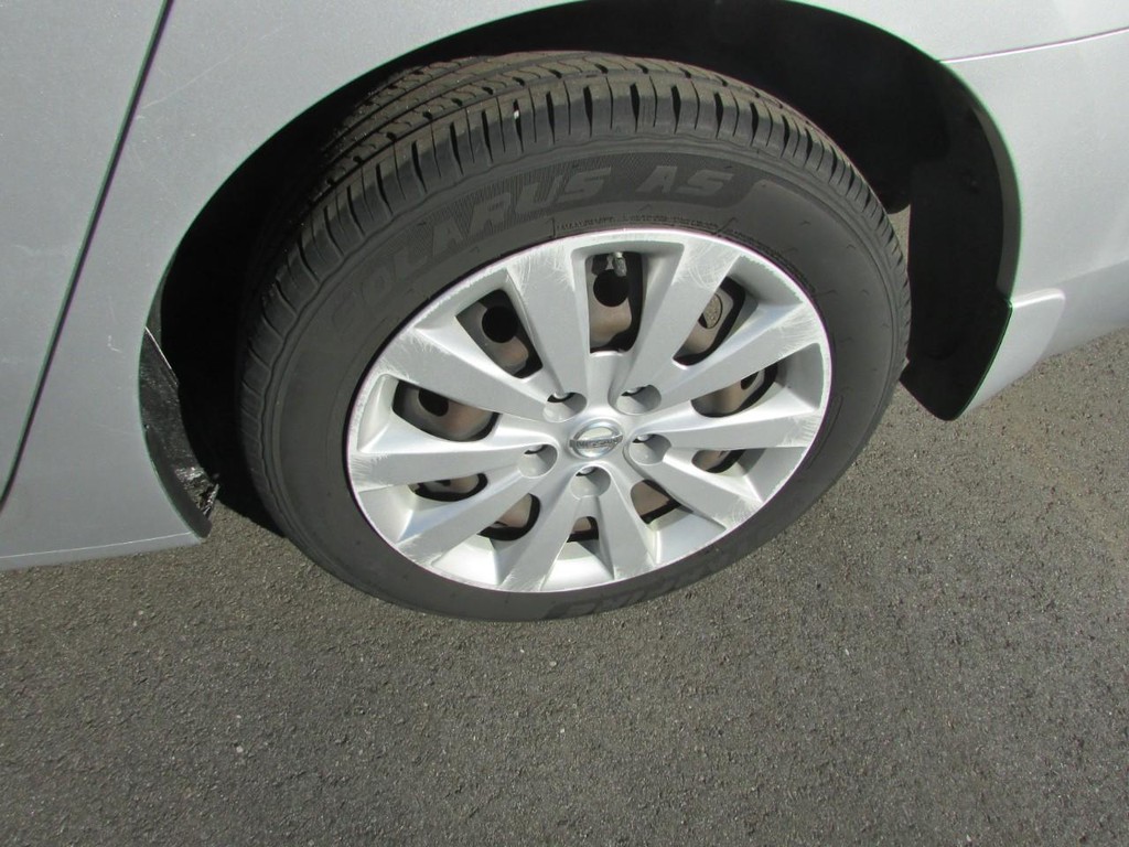 Nissan Sentra Vehicle Full-screen Gallery Image 04