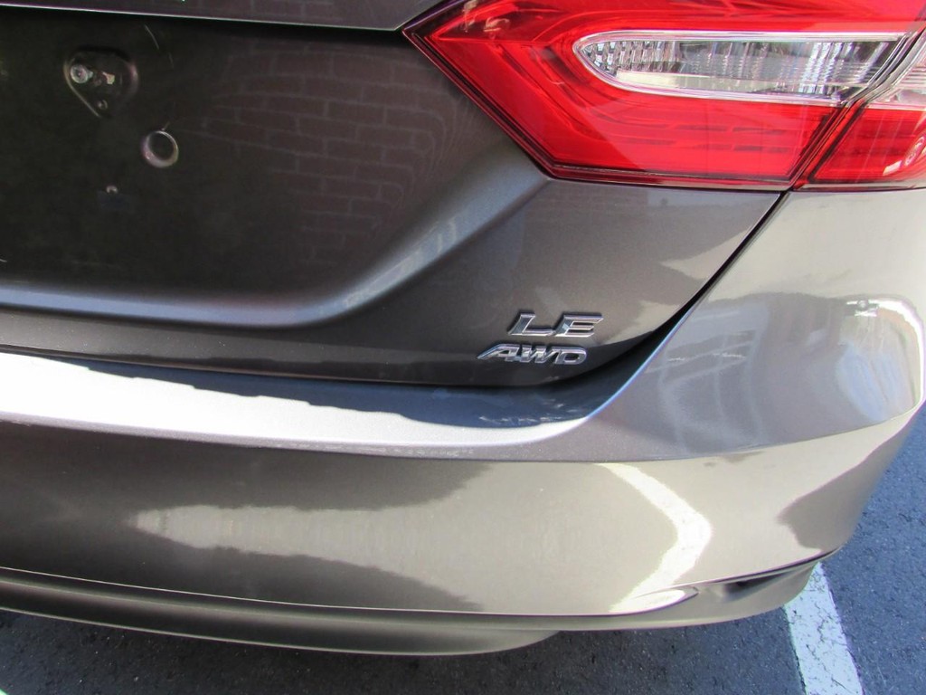 Toyota Camry Vehicle Full-screen Gallery Image 04