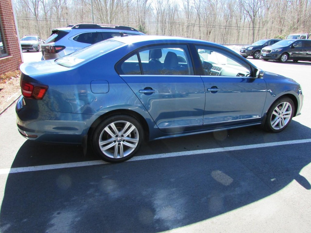 Volkswagen Jetta Vehicle Full-screen Gallery Image 02