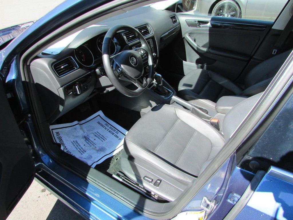 Volkswagen Jetta Vehicle Full-screen Gallery Image 03
