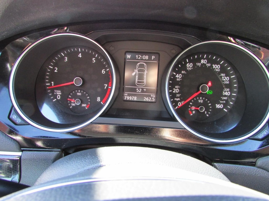 Volkswagen Jetta Vehicle Full-screen Gallery Image 04