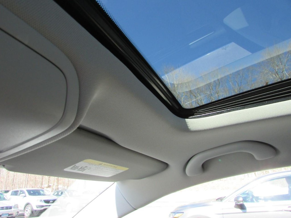 Volkswagen Jetta Vehicle Full-screen Gallery Image 06