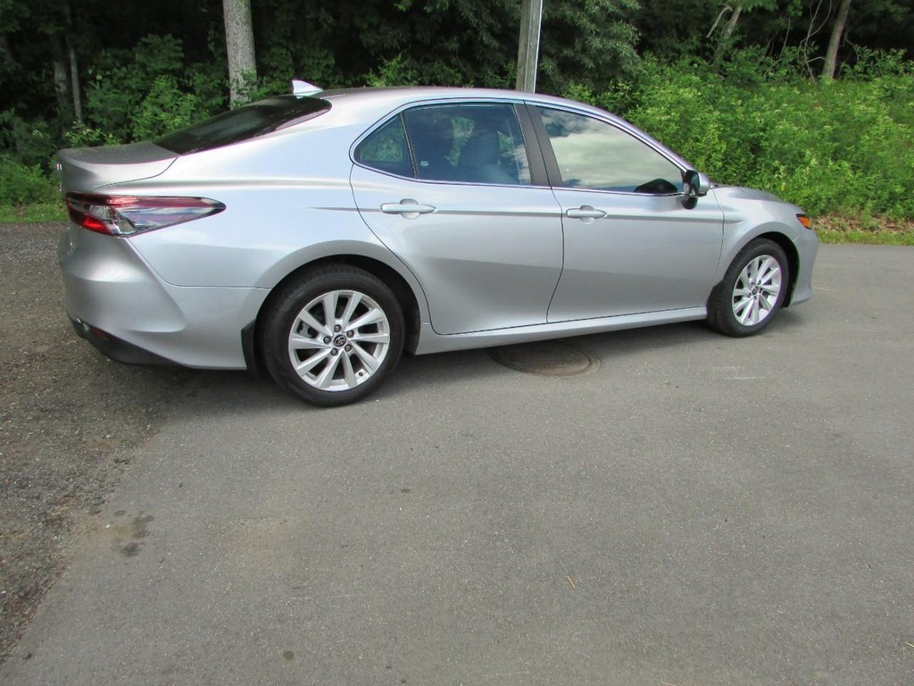 Toyota Camry Vehicle Full-screen Gallery Image 02