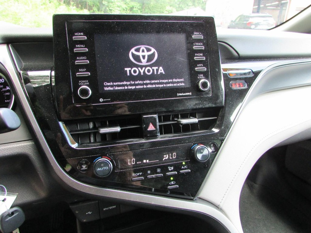 Toyota Camry Vehicle Full-screen Gallery Image 05