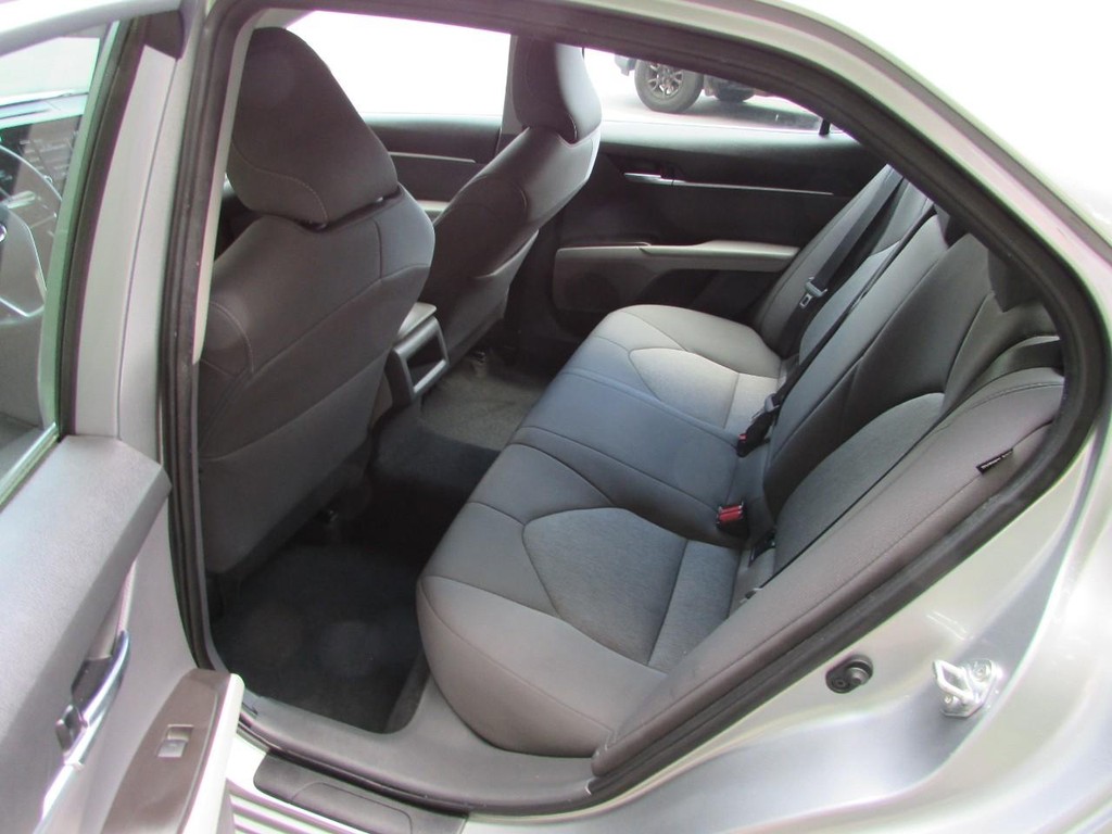 Toyota Camry Vehicle Full-screen Gallery Image 06