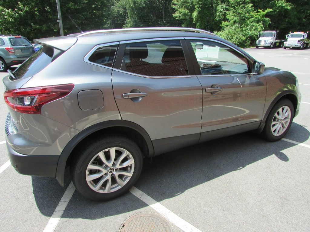 Nissan Rogue Sport Vehicle Full-screen Gallery Image 02