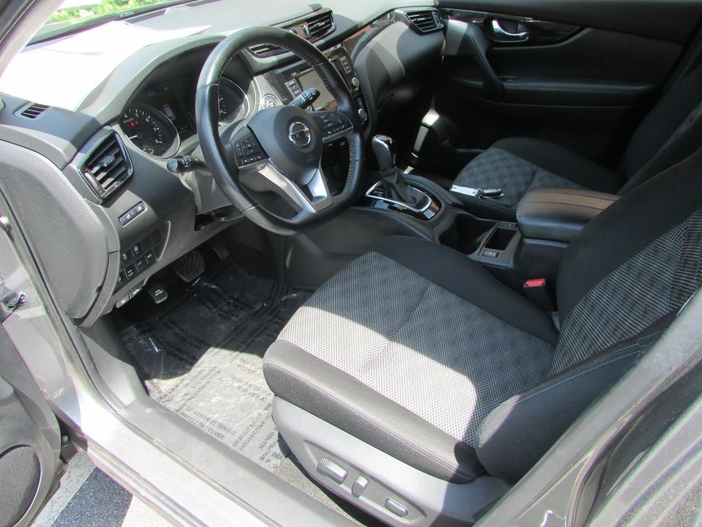 Nissan Rogue Sport Vehicle Full-screen Gallery Image 03