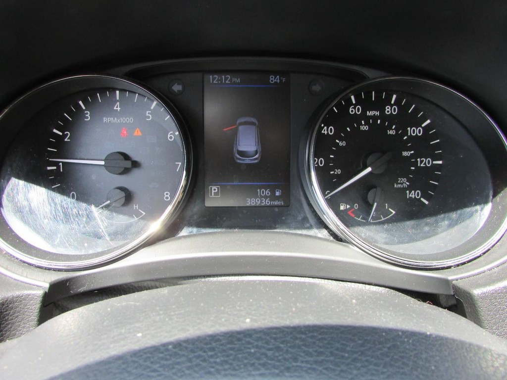 Nissan Rogue Sport Vehicle Full-screen Gallery Image 04
