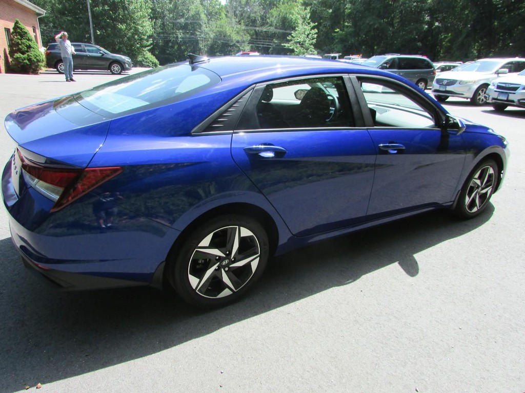 Hyundai Elantra Vehicle Full-screen Gallery Image 02