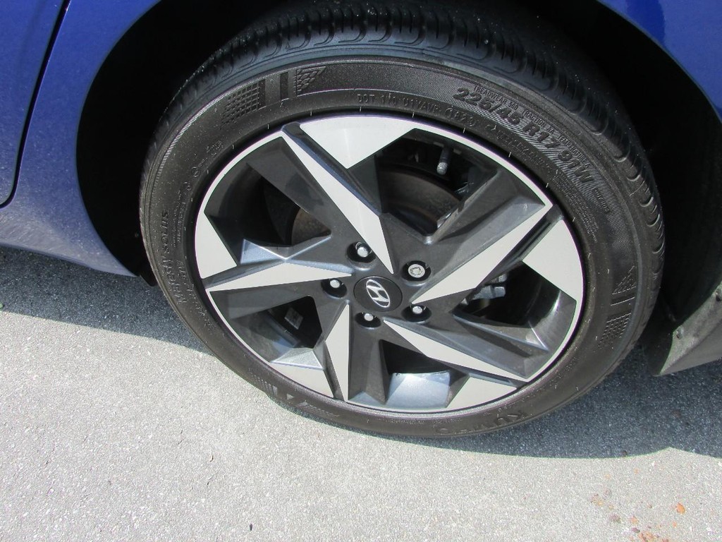 Hyundai Elantra Vehicle Full-screen Gallery Image 03
