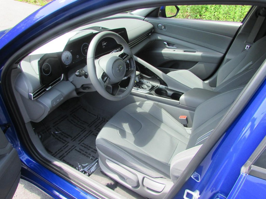 Hyundai Elantra Vehicle Full-screen Gallery Image 04