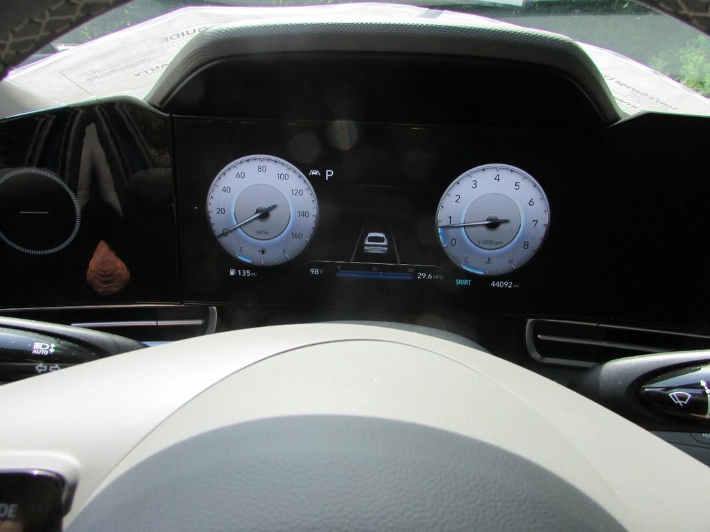 Hyundai Elantra Vehicle Full-screen Gallery Image 05