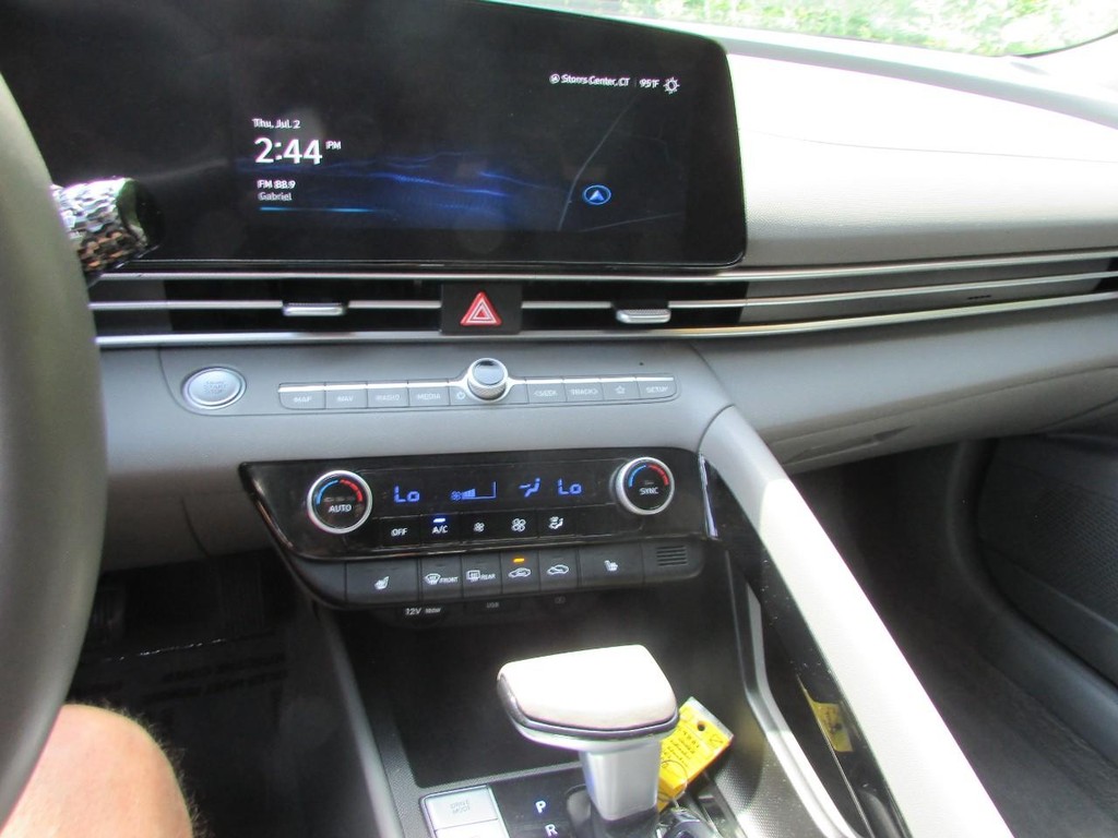 Hyundai Elantra Vehicle Full-screen Gallery Image 06