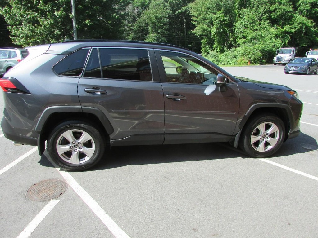 Toyota RAV4 Vehicle Full-screen Gallery Image 02