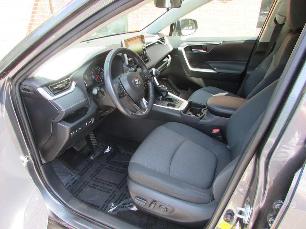 Toyota RAV4 Vehicle Full-screen Gallery Image 03