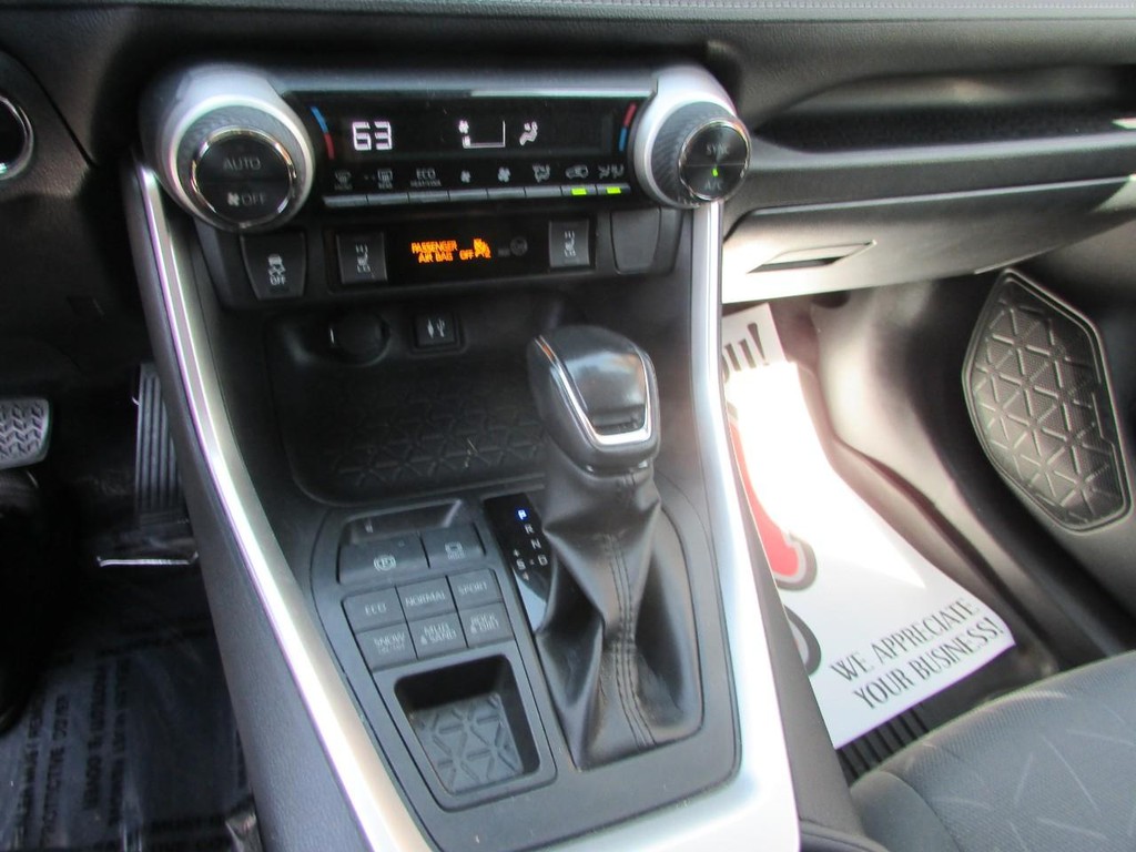 Toyota RAV4 Vehicle Full-screen Gallery Image 05