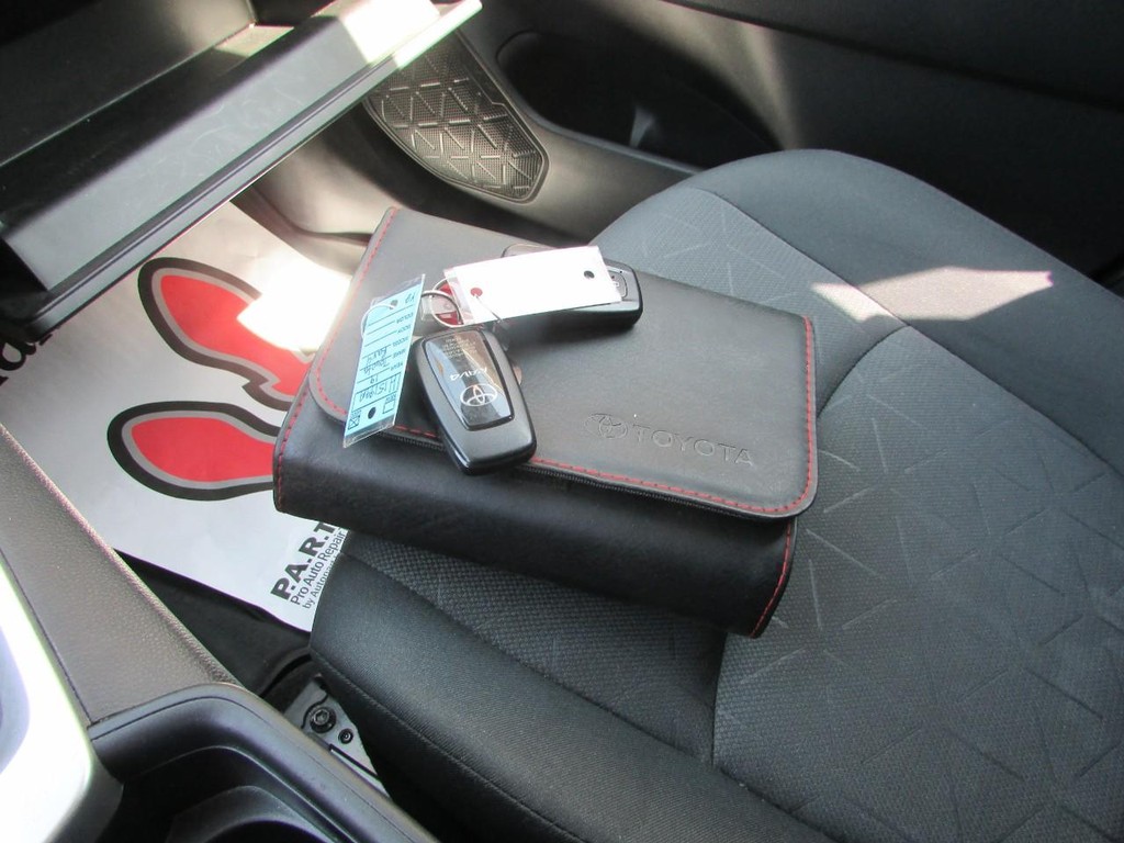 Toyota RAV4 Vehicle Full-screen Gallery Image 06