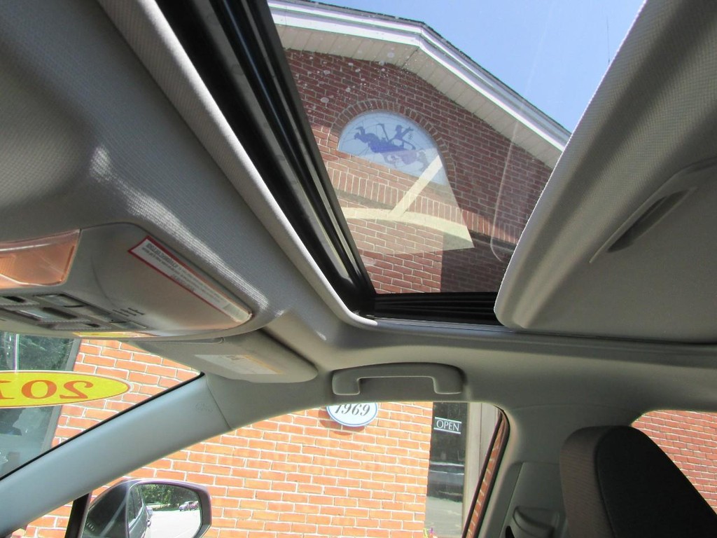 Toyota RAV4 Vehicle Full-screen Gallery Image 07