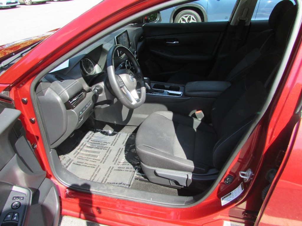 Nissan Sentra Vehicle Full-screen Gallery Image 03