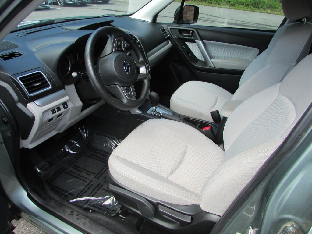 Subaru Forester Vehicle Full-screen Gallery Image 03