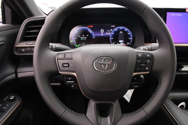 Toyota Crown Vehicle Image 12