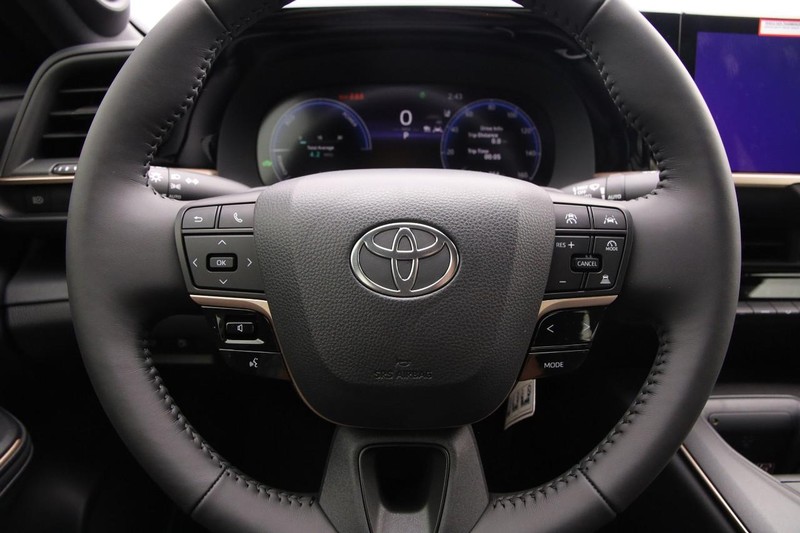 Toyota Crown Vehicle Image 13
