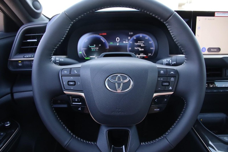 Toyota Crown Vehicle Image 13