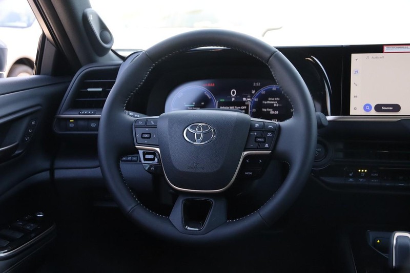 Toyota Crown Vehicle Image 24