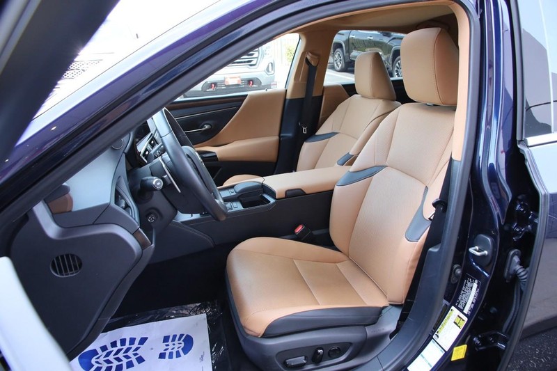 Lexus ES Vehicle Image 11