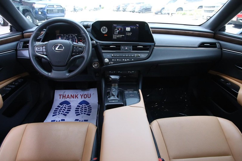 Lexus ES Vehicle Image 23