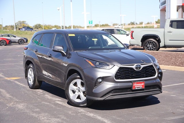 Used 2023 Toyota Highlander LE with VIN 5TDKDRAH9PS008305 for sale in Hazelwood, MO